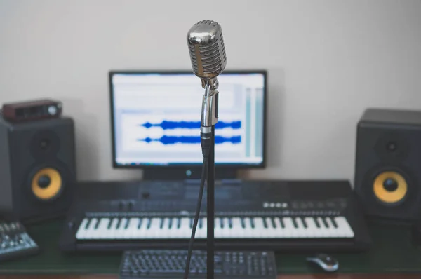 Hem inspelningsstudio med professionella bildskärmar och MIDI-keyboard. — Stockfoto