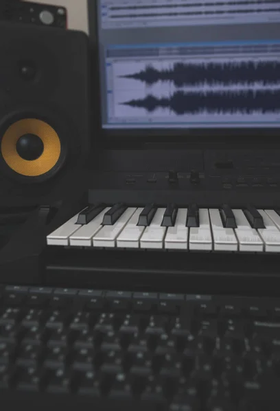 Hem inspelningsstudio med professionella bildskärmar och MIDI-keyboard. — Stockfoto