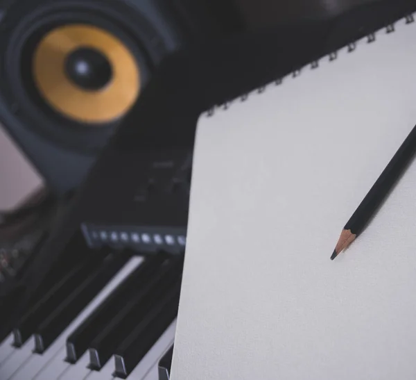 Teclado de piano, lápiz y lámina. Concepto de composición de canciones . —  Fotos de Stock