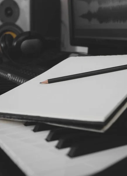 Piano klavier, pen en blad. Concept van het componeren van lied. — Stockfoto