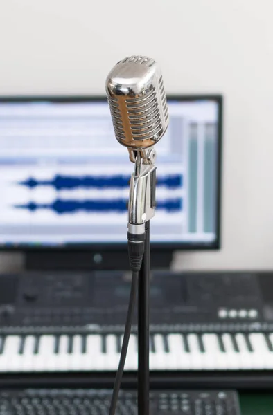 Hem inspelningsstudio med mikrofon och midi tangentbord. — Stockfoto