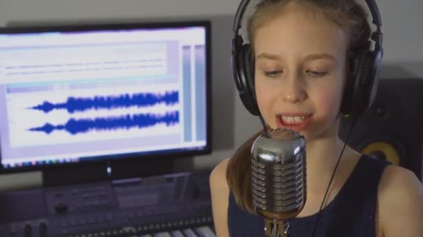 Kleines Mädchen Nimmt Einen Song Heimischen Tonstudio Auf — Stockvideo