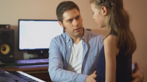男性ボーカル コーチが教える女の子の歌い方 先生に焦点を当てください — ストック動画