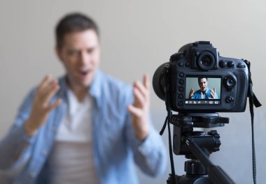 Yakışıklı adam yapma video blog. Kamera üzerinde odaklama.