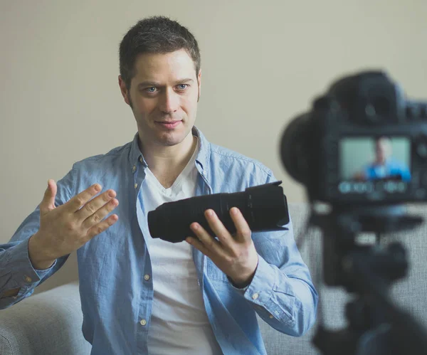 Hombre guapo haciendo video blog sobre lentes de cámara de fotos. — Foto de Stock