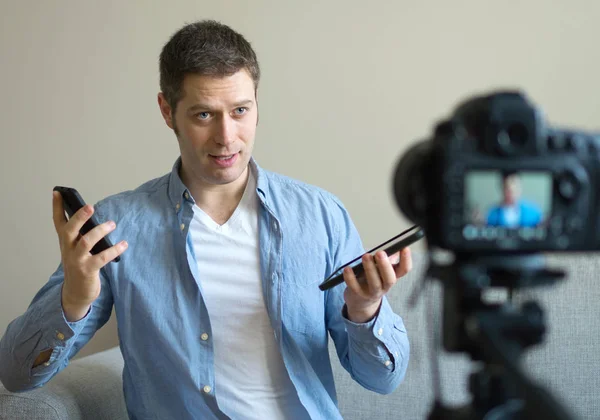 ハンサムな男の携帯電話についてのビデオのブログを作る. — ストック写真