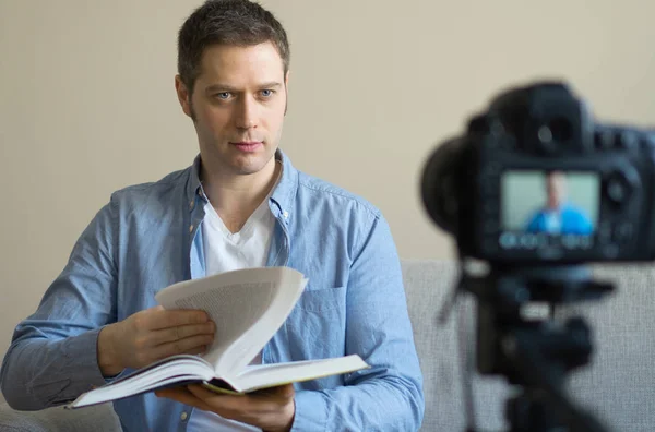 Bonito homem fazendo vídeo blog sobre livros e educação . — Fotografia de Stock