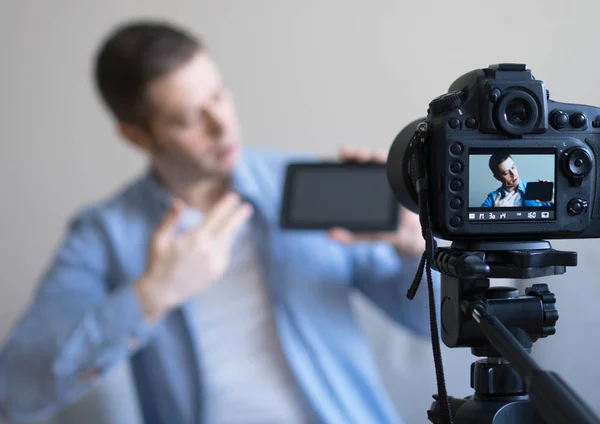 Чоловік створює відео блог про планшетний ПК. Фокус на камері . — стокове фото