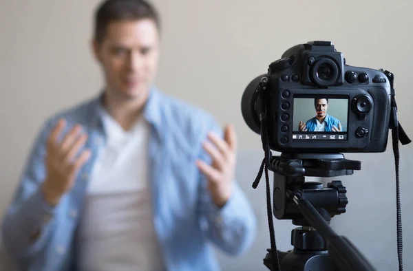 Hombre guapo haciendo video blog. Enfoque en cámara . — Foto de Stock