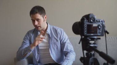 Tablet pc ve cep telefonu arasındaki fark ile ilgili video blog yaparken adam.