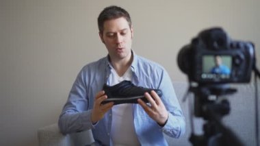 Yakışıklı adam moda hakkında video blog yapma.