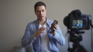 Yakışıklı adam tablet pc hakkında video blog yapma.