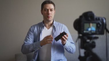 Yakışıklı adam cep telefonları hakkında video blog yapma.