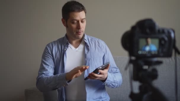 Bonito Homem Fazendo Vídeo Blog Sobre Tablet — Vídeo de Stock