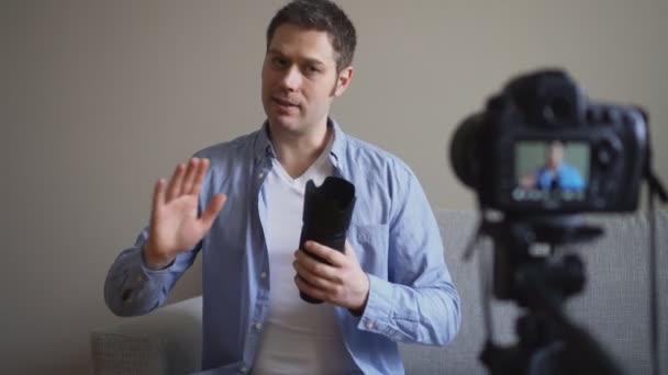 Schöner Mann Macht Videoblog Über Fotokameraobjektive — Stockvideo