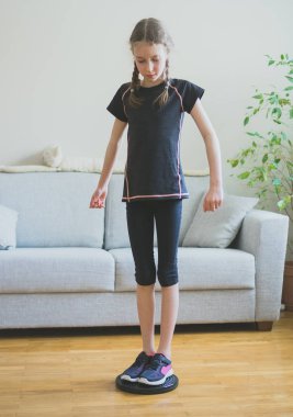 Küçük kız için evde bel egzersizleri yapıyor. Evde jimnastik.