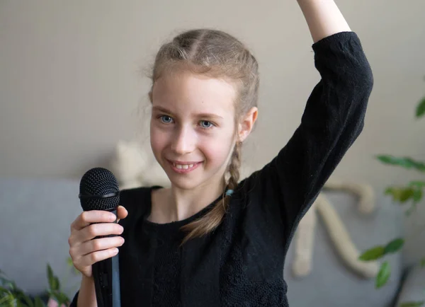 Linda niña cantando karaoke en casa . — Foto de Stock