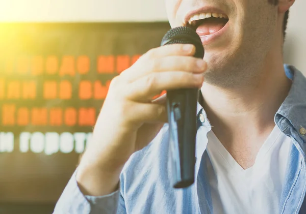 Muž zpívat karaoke doma. Detailní zobrazení. — Stock fotografie