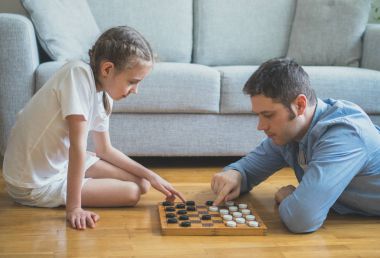 Baba ve kız masa oyunu dama oynamak.