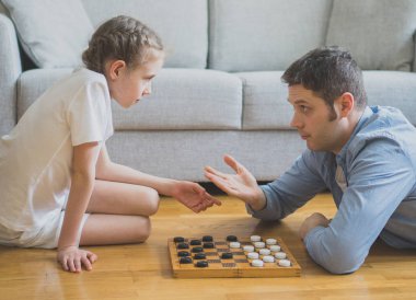Baba ve kız masa oyunu dama oynamak.