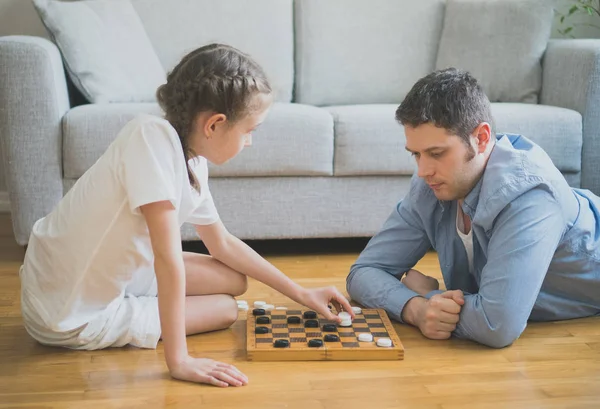 Padre e hija jugando damas juego de mesa . —  Fotos de Stock