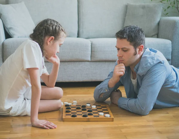 Vater und Tochter beim Schachbrettspiel. — Stockfoto