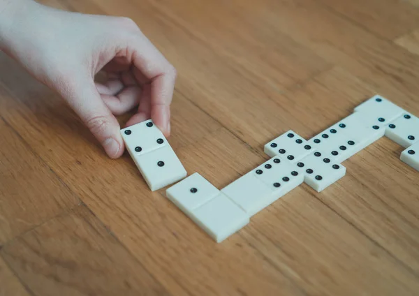 Kind spelen van Domino's op de vloer. Close-up weergave. — Stockfoto