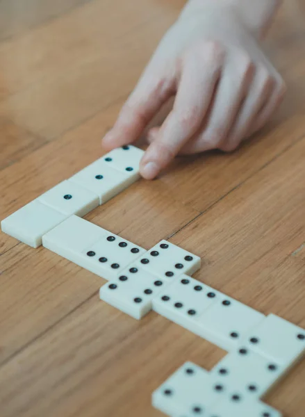 Kind spelen van Domino's op de vloer. Close-up weergave. — Stockfoto