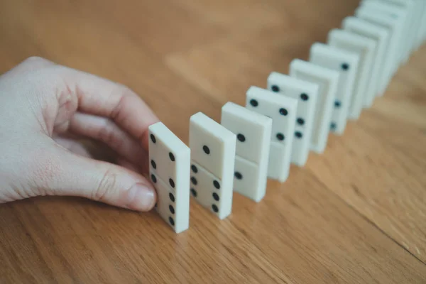 Spielendes Kind platziert Dominosteine auf dem Boden. — Stockfoto