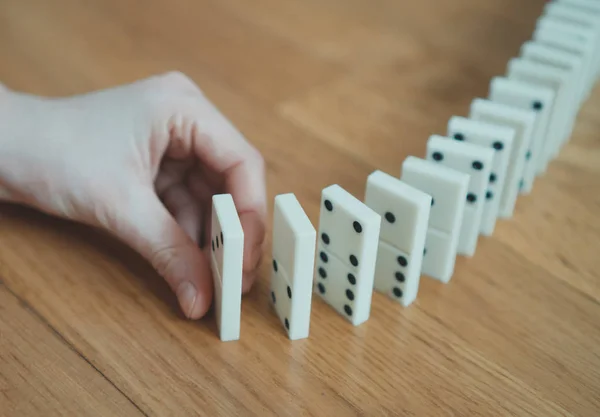 Barn leker utsläppande dominobrickor på golvet. — Stockfoto