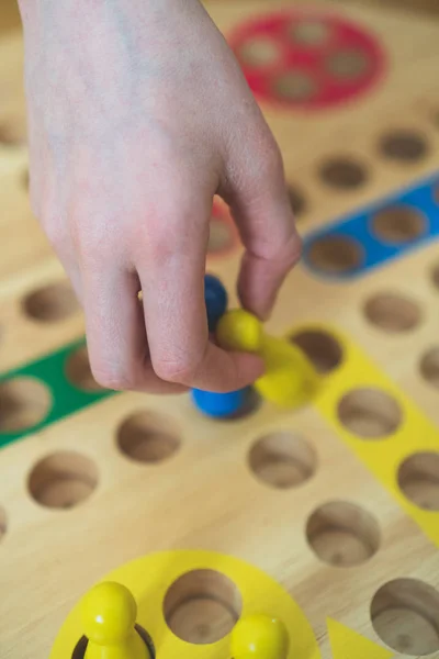 Kind spielt ludo Brettspiel. Nahaufnahme. — Stockfoto