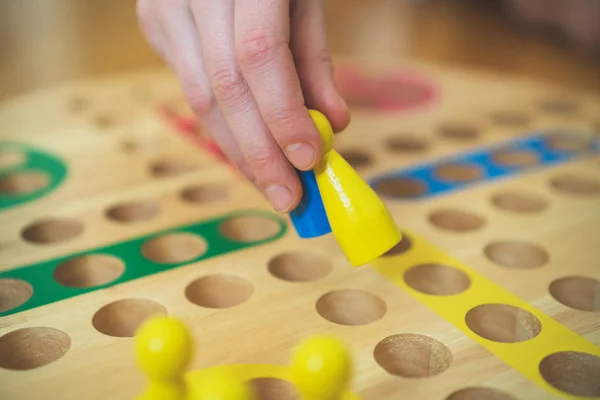 Το παιδί παίζοντας Ludo επιτραπέζιο παιχνίδι. Προβολή με μεγέθυνση. — Φωτογραφία Αρχείου