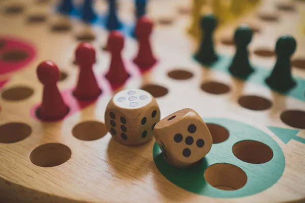 Ludo jeu de société en famille. Vue rapprochée . — Photo