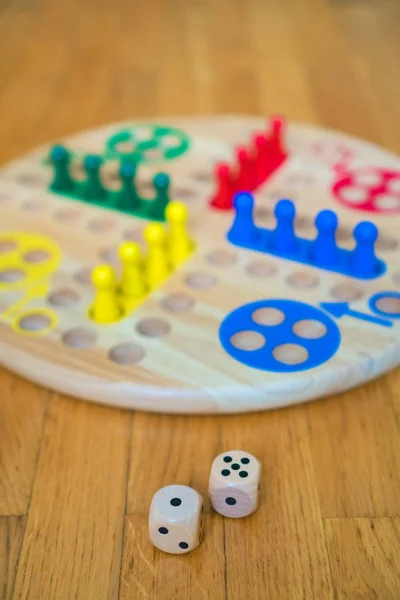 Családi Ludo társasjáték. Close-Up Nézd. — Stock Fotó