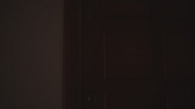 Hırsız geceleri kapı açma bir el feneri ile.