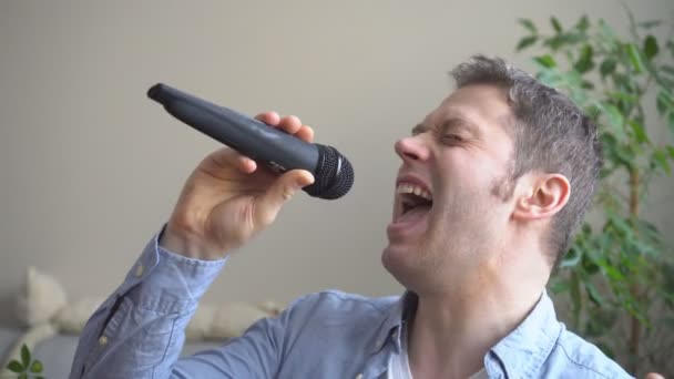 Hombre Cantando Karaoke Casa Vista Primer Plano — Vídeos de Stock