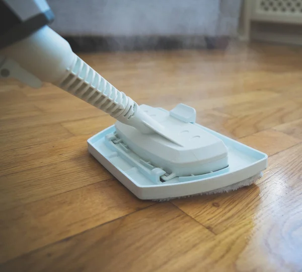 Cleaning the floor with a dry steam cleaner. — Stock Photo, Image