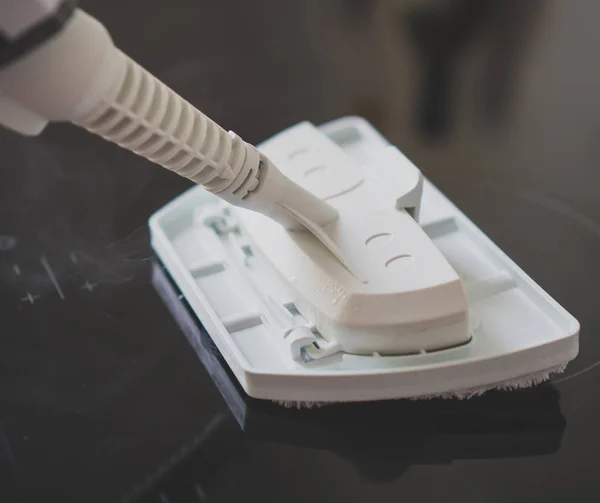 Cocina de limpieza con un limpiador de vapor . — Foto de Stock