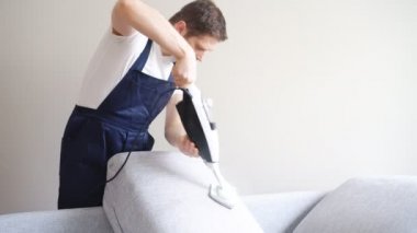 Kumaş kuru Buhar ile kanepe ve temizleyici temizlik Üniformalı erkeklere.