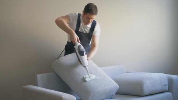 Człowiek Mundurze Czyszczenia Tkaniny Sofa Suchym Steam Cleaner — Wideo stockowe