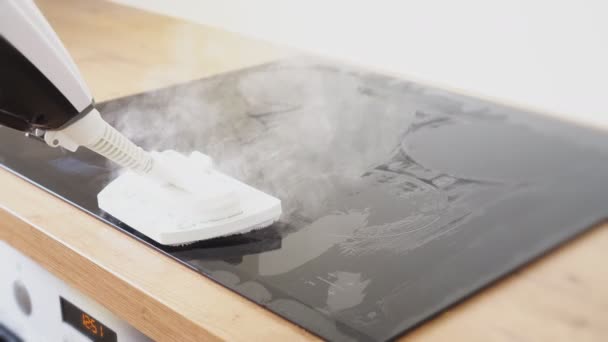 用蒸汽清洁器清洗厨房滚刀 — 图库视频影像