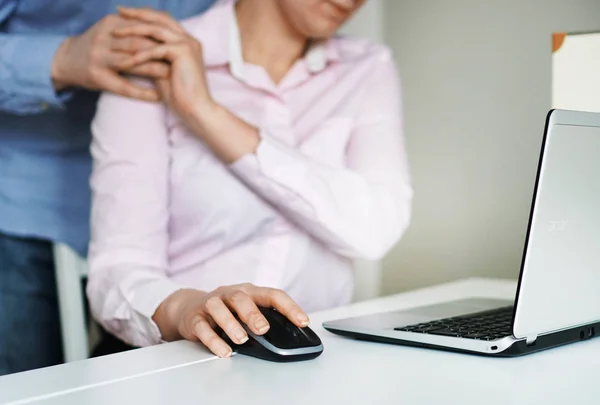 Acoso sexual en el trabajo. Hombre tocando el hombro del secretario . — Foto de Stock