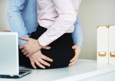 İş yerinde cinsel flört. Dokunaklı kadının popo.