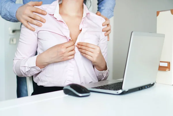 Σεξουαλική φλερτ στην εργασία. Γραμματέας του unbuttons μπλούζα της. — Φωτογραφία Αρχείου