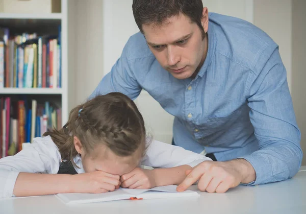 Papa haragszik, mert a lánya nem akarok vele házi feladatot. — Stock Fotó
