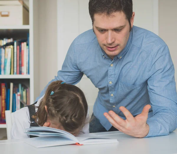 Pappa är arg eftersom dottern inte vill göra sina läxor. — Stockfoto