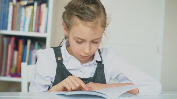 Мила Дівчинка Читає Книжку Повільний Рух — стокове відео