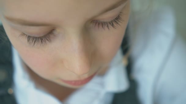 Una Niña Linda Está Leyendo Libro Movimiento Lento — Vídeos de Stock