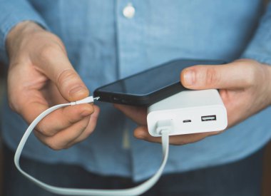 Adam akıllı telefon güç banka ile şarj.