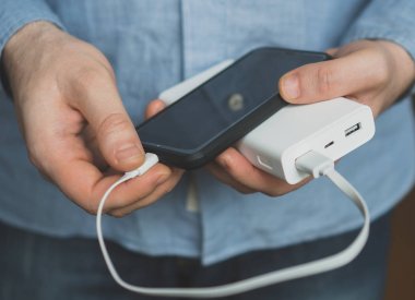 Adam akıllı telefon güç banka ile şarj.